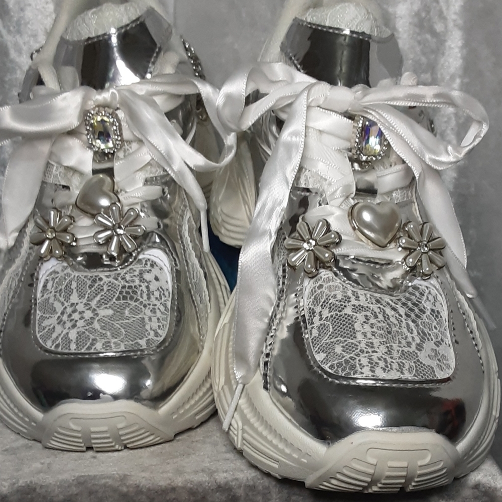 Taxi Blingy Silver White And Lace Shoe  With Shoe Jewelry